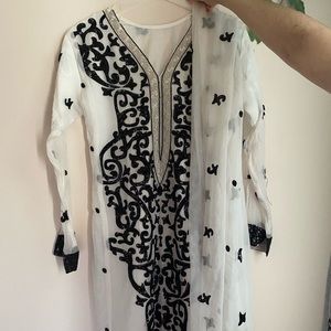 Beautiful 2 piece Pakistani / Indian outfit